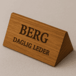 Graverte navnskilt i tre – elegant, naturlig og personlig - Bilde 3