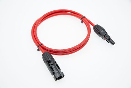 Rød 4mm2 1M kabel med MC4 plugg i hver ende.